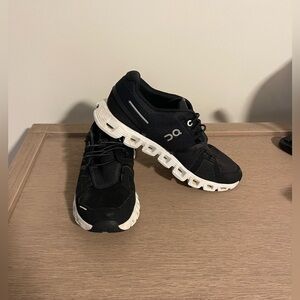 Women’s On Cloud 5, Black & White, Size 6.5